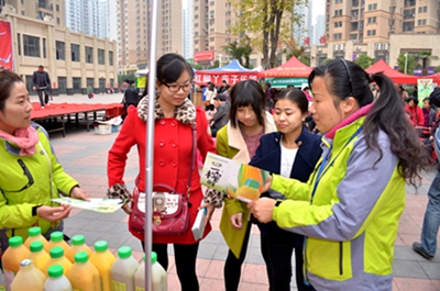 一榨鲜东湖景园促销 买饮料扫二维码活动